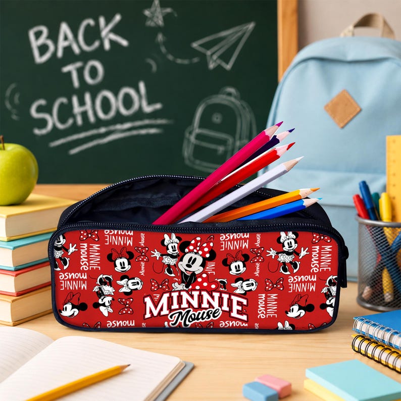 Pu&ograve; includere: Un astuccio rettangolare rosso con un motivo ripetuto di Minnie Mouse e la scritta Minnie Mouse in bianco. L'astuccio &egrave; riempito con diverse matite colorate nelle tonalit&agrave; rosa, rosso, bianco, giallo e blu, posizionate in verticale.