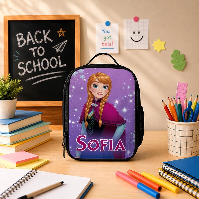 Pu&ograve; includere: Una borsa termica nera con una grafica di Anna di Frozen su sfondo viola e il nome Sofia stampato in lettere bianche e rosa. La borsa &egrave; dotata di una maniglia superiore e di una chiusura a zip, con un'illustrazione del personaggio sul davanti.