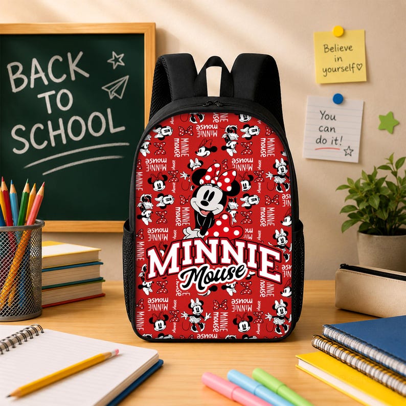 Pu&ograve; includere: Uno zaino nero con un motivo rosso di illustrazioni ripetute di Minnie Mouse e la scritta Minnie Mouse in bianco. Lo zaino &egrave; dotato di spallacci neri e tasche laterali in rete, caratterizzato da un vivace design del personaggio.