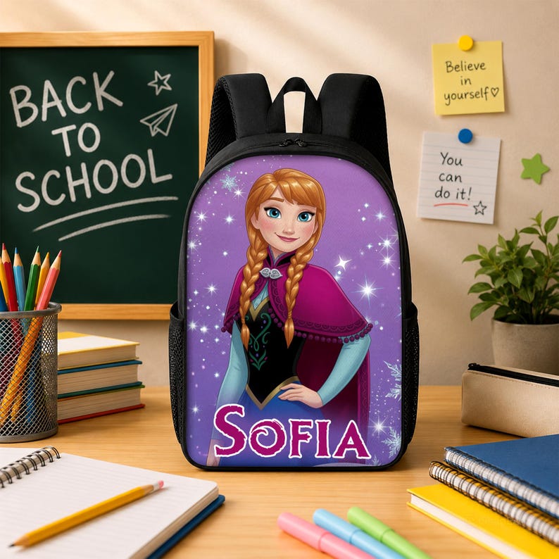 Pu&ograve; includere: Uno zaino nero con una stampa grafica di un personaggio con capelli intrecciati, vestito e mantello viola, circondato da stelle e fiocchi di neve bianchi. Il nome Sofia &egrave; stampato in grandi lettere rosa sulla parte frontale inferiore.