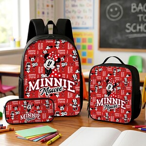 Pu&ograve; includere: Un set composto da zaino, borsa per il pranzo e astuccio rosso con un motivo all-over di Minnie Mouse e pois bianchi. Ogni articolo riporta la scritta Minnie Mouse in lettere bianche. Il set include cinghie nere e tasche laterali in rete nera.