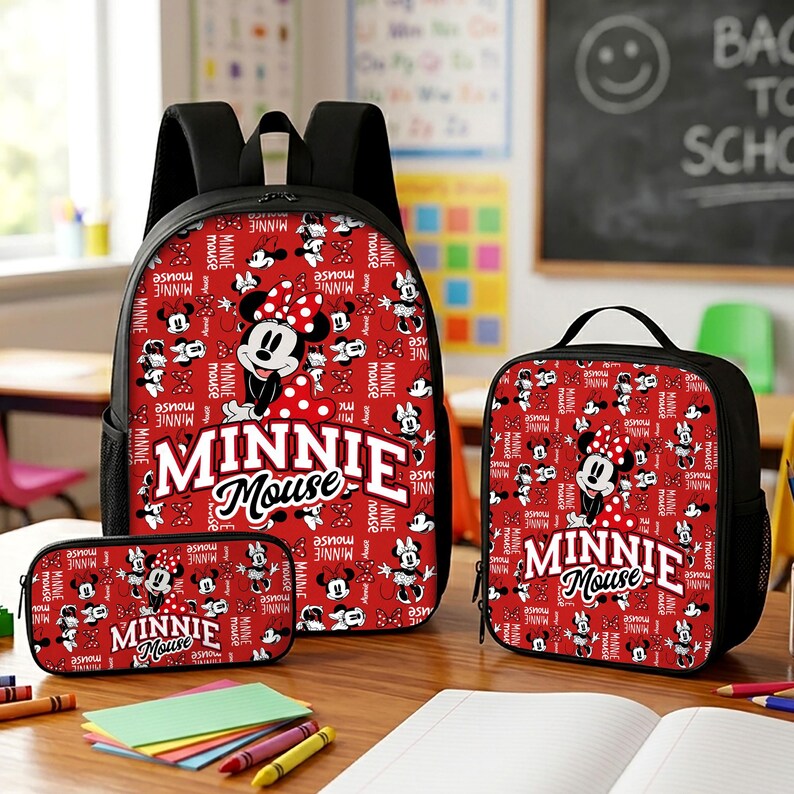 Pu&ograve; includere: Un set composto da zaino, borsa per il pranzo e astuccio rosso con un motivo all-over di Minnie Mouse e pois bianchi. Ogni articolo riporta la scritta Minnie Mouse in lettere bianche. Il set include cinghie nere e tasche laterali in rete nera.