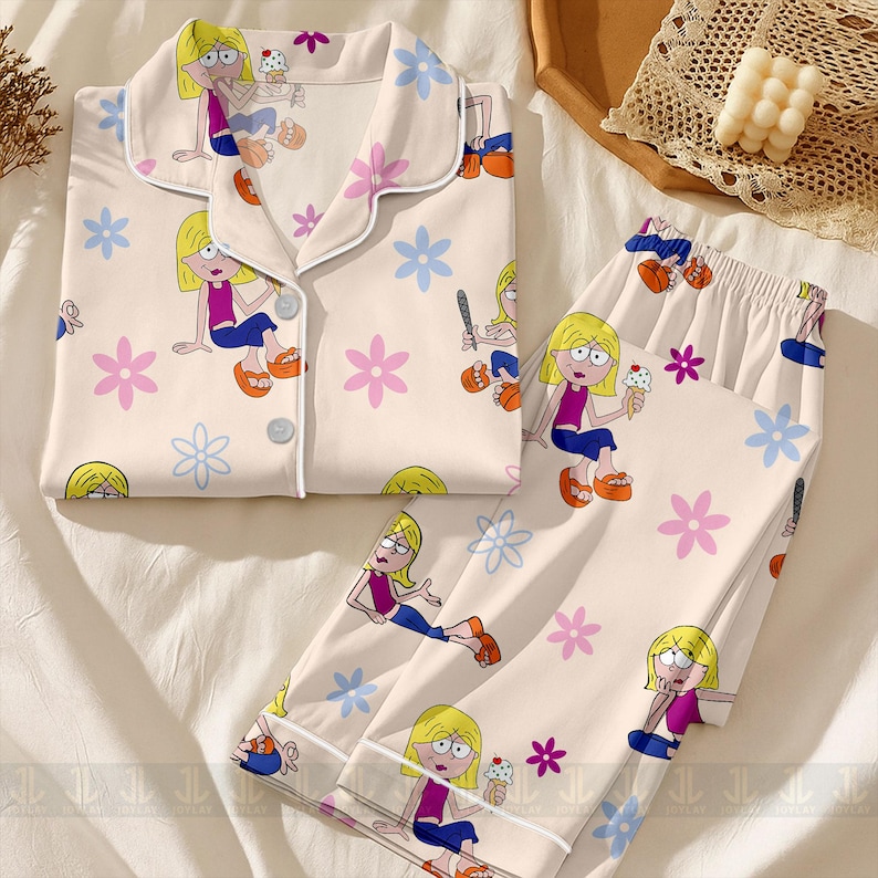 Pu&ograve; includere: Un completo pigiama a due pezzi con stampa di personaggi dei cartoni animati. Il set comprende una camicia con bottoni e pantaloni, entrambi color crema con un motivo ripetuto del personaggio, fiori e stelle. I pigiami hanno finiture bianche.