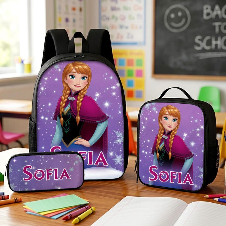 Pu&ograve; includere: Un set composto da zaino, borsa per il pranzo e astuccio neri, decorati con un'immagine di Anna di Frozen su sfondo viola con stelle e fiocchi di neve bianchi. Il nome Sofia &egrave; stampato in lettere rosa sulla parte anteriore di ogni oggetto.