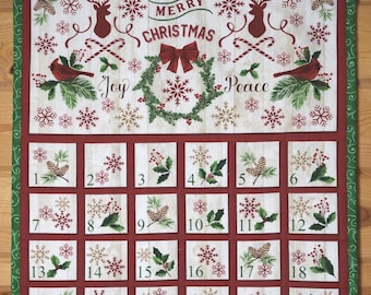 Può includere: Calendario dell'Avvento natalizio dal design festivo. Presenta uno sfondo bianco con accenti rossi, fiocchi di neve, renne e le parole "Merry Christmas", "Joy" e "Peace". Ogni giorno ha un'immagine a tema festivo.