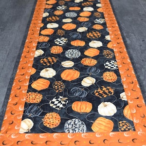 Chemin de table d'Halloween fait main : décor citrouille et lune, réversible
