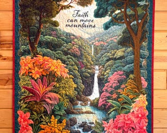 Può includere: Un arazzo trapuntato raffigurante un paesaggio panoramico con una cascata, vegetazione lussureggiante e fiori colorati. L'opera d'arte include il testo "Faith can move mountains" ed è incorniciata da un bordo turchese.