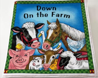 Può includere: Pannello di tessuto quadrato con una scena di fattoria con una mucca, un cavallo, un maiale, una pecora, un vitello, una gallina e delle anatre. Il testo "Down On the Farm" è visualizzato su uno sfondo blu, incorniciato da un bordo verde e bianco.