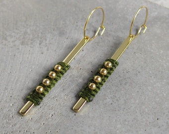 Pendientes largos colgantes de cuentas doradas con aros. Joyería de fibra de macramé verde oliva. Diseño de raïz.