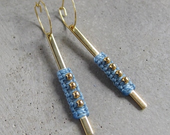 Pendientes largos colgantes de cuentas doradas con aros. Joyería minimalista de fibra de macramé. Diseño de raïz.