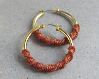 Aros dorados gruesos con trenzado de fibra de terracota: Pendientes modernos de macramé. Color terracota. Joyería bohemia chic moderna.