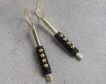 Pendientes largos colgantes de cuentas doradas con aros. Joyería minimalista de fibra de macramé. Diseño de raïz.