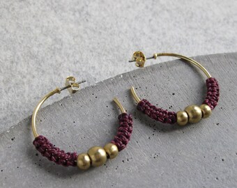 Aros de macramé rojo intenso: cuentas de fibra burdeos y latón, chapados en oro.