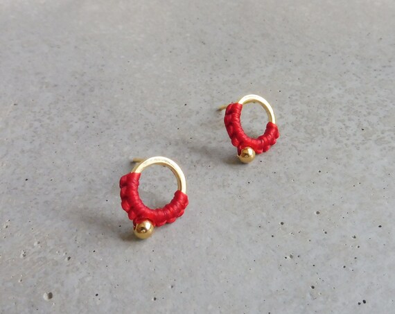 J U N A . Small Open Circle Stud Earring . Tiny Round Studs . Fiber Earrings . Minimalist Macramé Earrings . © Design by .. raïz ..