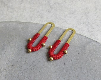 Oval Brass Earrings . Red Fiber Brass Beads . Red Micro Macramé . Long Gold Earrings . Art Deco Earrings . Design by .. raïz ..