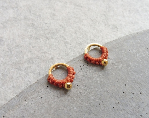 J U N A . Small Open Circle Stud Earring . Tiny Round Studs . Fiber Earrings . Minimalist Macramé Earrings . © Design by .. raïz ..