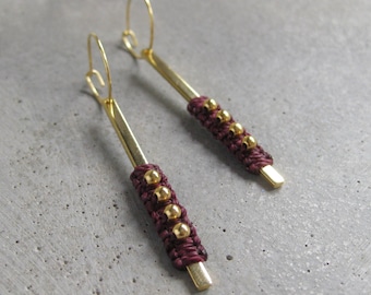 Pendientes largos colgantes de cuentas doradas con aros. Joyería minimalista de fibra de macramé. Diseño de raïz.