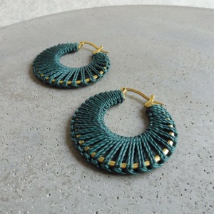 Woven Brass Hoop Earrings . Emerald Green Disc Earrings . Fiber Thick Hoops . Modern Macramé Textile Jewellery . Design by .. raïz ..