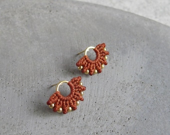 Pendientes de macramé de terracota: joyería bohemia de fibra con cuentas en tonos tierra