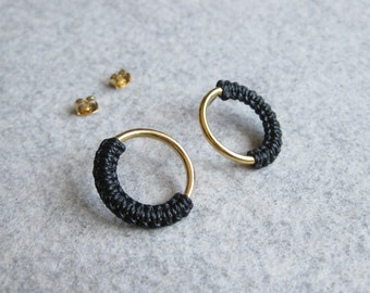 MEïA Boucles d&#39;oreilles Cercles Dorés . Noires . Stud Rond . Bijoux Textile . Macramé . Fait au Québec .  Design par .. raïz ..