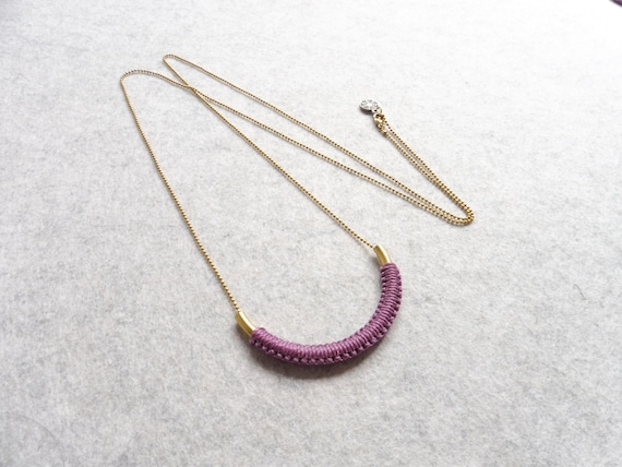 V A R O A . Brass Tube Pendant with Minimalist Macrame Fiber Detail in Mauve . Modern Minimalist Textile Jewelry . © Design par .. raïz ..