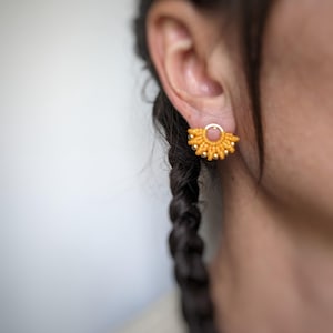 Boucles d'oreilles Micro Macramé Jaune . Or ou Argent . Style Chic et Moderne