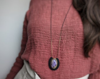 Colgante de piedra charoita: collar ajustable de fibra de micro macramé negro