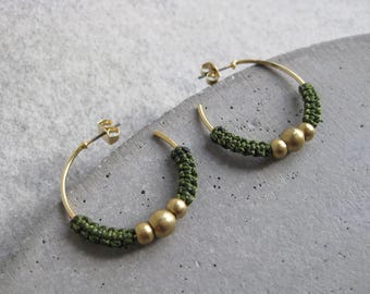 Aros de macramé: fibra verde oliva y cuentas de latón
