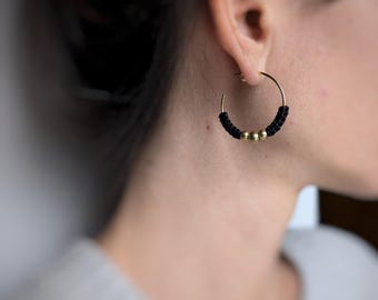 Aros de macramé: pendientes de fibra con cuentas de latón bañado en oro
