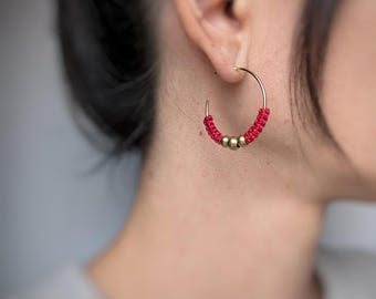 Aros dorados: macramé rojo y cuentas de latón, estilo bohemio chic