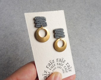 L u a . Boucles d&#39;oreilles Géométriques Argenté . Studs . Clous d&#39;oreilles . Textile . Fibre . Micro Macramé