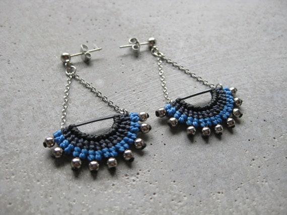 I N T I . Long Dangling Fiber & Metal Earrings . Micro Macrame © Design by .. raïz ..