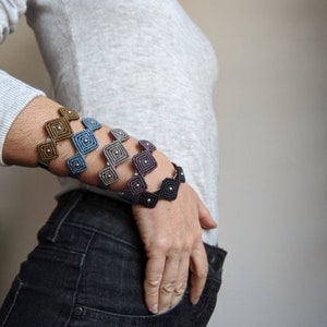 Manchetarmband met textielapplicatie. Armband openen. Moderne micromacramé. Geometrische vezelsieraden. Ontwerp door .. raïz ..