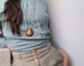 Collar con colgante de lágrima de jaspe coral: joyería de fibra de micromacramé