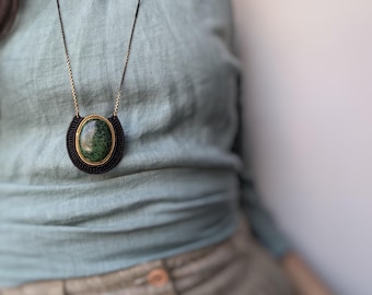 Colgante de piedra verde. Largo ajustable. Collar de cristal. Joyería de fibra de micromacramé. Diseño de raïz