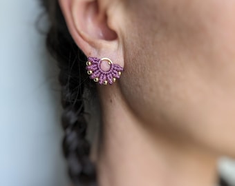 Pendientes de macramé fucsia: joyería bohemia de fibra con cuentas
