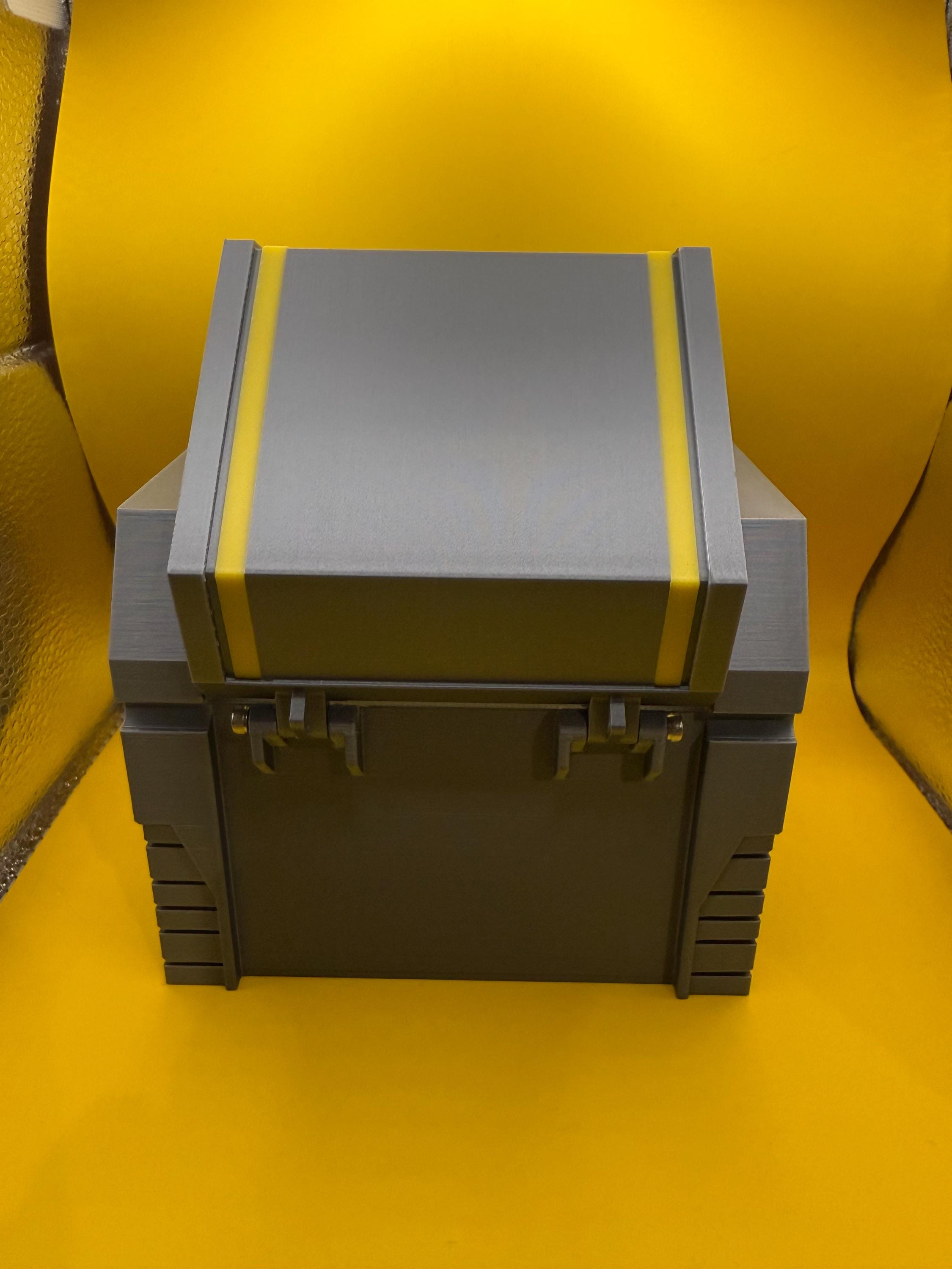 Final Fantasy 7R Shinra Treasure Chest Deck Box: Card & Dice