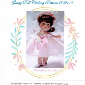 Könnte beinhalten: Eine Ginny-Puppe in einem rosa-weißen Kleid mit Spitzenbesatz und einem passenden Hut. Die Puppe hält einen Blumenkorb. Das Bild enthält den Text "Frills of Spring - Rose Bud".