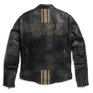 Op de afbeelding: Zwarte leren motorjas met het Harley-Davidson logo en gouden strepen op de rug. De jas heeft gewatteerde schouder- en elleboogbeschermers, een ritssluiting aan de voorkant en een klassieke bikerstijl.