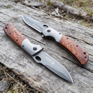 Könnte beinhalten: Ein Set aus drei Keramikbechern mit gesprenkelter, matter Oberfläche. Die Becher sind in Creme-, Hellgrau- und Dunkelgrautönen gehalten. Jeder Becher hat ein schlichtes, minimalistisches Design.