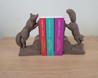 Sujetalibros de lobo: elegante decoración para estanterías para amantes de la fantasía y la naturaleza.