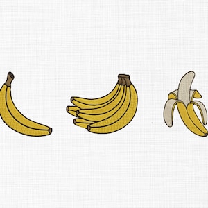 Op de afbeelding: Drie gele bananen, één hele, één tros en één gepelde. De bananen liggen op een witte, textuurrijke achtergrond.