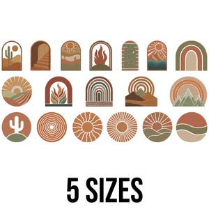 Op de afbeelding: Een verzameling van 15 bohemien-stijl ontwerpen in verschillende vormen, waaronder bogen en cirkels, met woestijnlandschappen, zonnen en regenbogen. De tekst "5 SIZES" staat eronder. Het kleurenpalet bevat aardetinten.