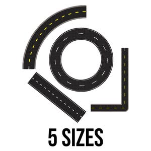 Op de afbeelding: Vijf zwarte wegdelen in verschillende vormen, waaronder een bocht, een cirkel, een recht stuk en een L-vorm, met witte en gele markeringen. De tekst "5 SIZES" staat eronder in het zwart.
