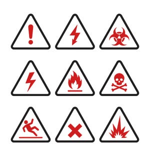 Op de afbeelding: Een set van negen witte driehoekige waarschuwingsborden met dikke zwarte randen en rode iconen. De symbolen bevatten een uitroepteken, bliksemschichten, een biohazard-teken, een vlam, een schedel met gekruiste botten, een uitglijdend persoon.