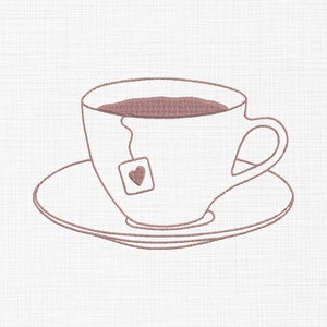 Peut inclure: Une tasse à thé blanche avec un sachet de thé et une soucoupe. La tasse à thé est remplie de liquide brun. Le sachet de thé a une étiquette en forme de cœur.