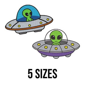 Puede incluir: Dos naves espaciales extraterrestres de dibujos animados con alienígenas verdes en su interior. La nave espacial superior es gris con una cúpula azul y ribetes naranjas. La nave espacial inferior es morada con una cúpula gris y detalles amarillos. El texto "5 SIZES" está debajo de las naves espaciales.