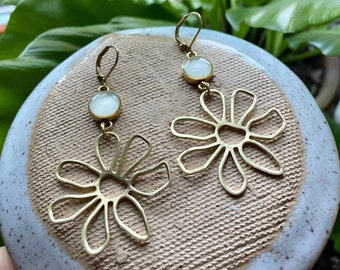 retro daisy earrings. whimsical. raw brass. nature inspired. boho. vintage style. gifts for gardeners. nature lover gifts. plant lady.