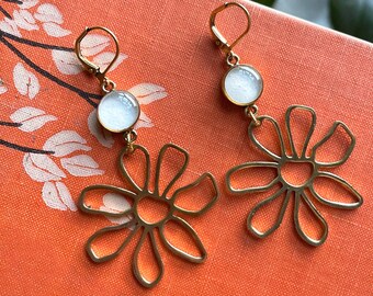 ■VINTAGE HOLLYWOOD■ Nature Daisy Earrings VH2435EA001M Retro Daisy Earrings. Whimsical. Raw Brass. Nature Inspired