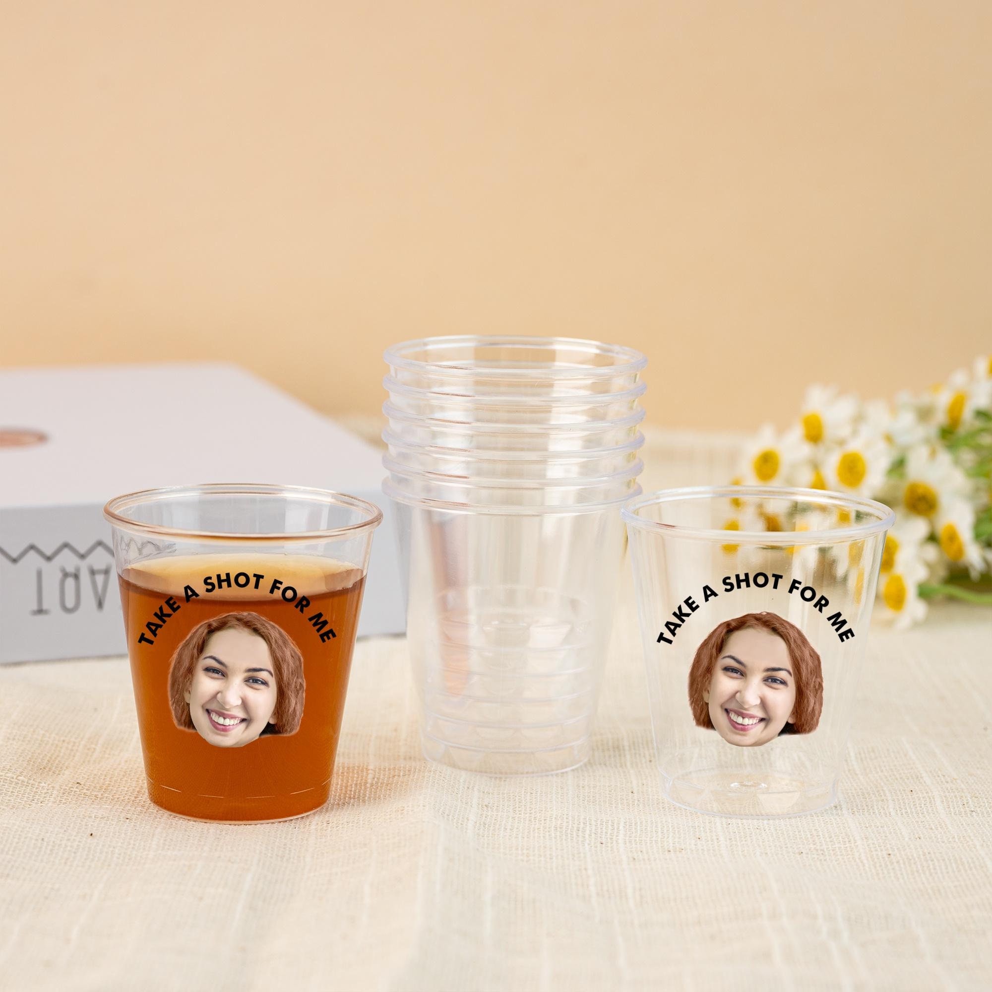 Personalisiertes Schnapsglas mit Foto, benutzerdefiniertes Schnapsglas mit Text, lustiger Partybecher, einzigartiges Geschenk für Freunde, Geburtstagsgeschenk für Freundin